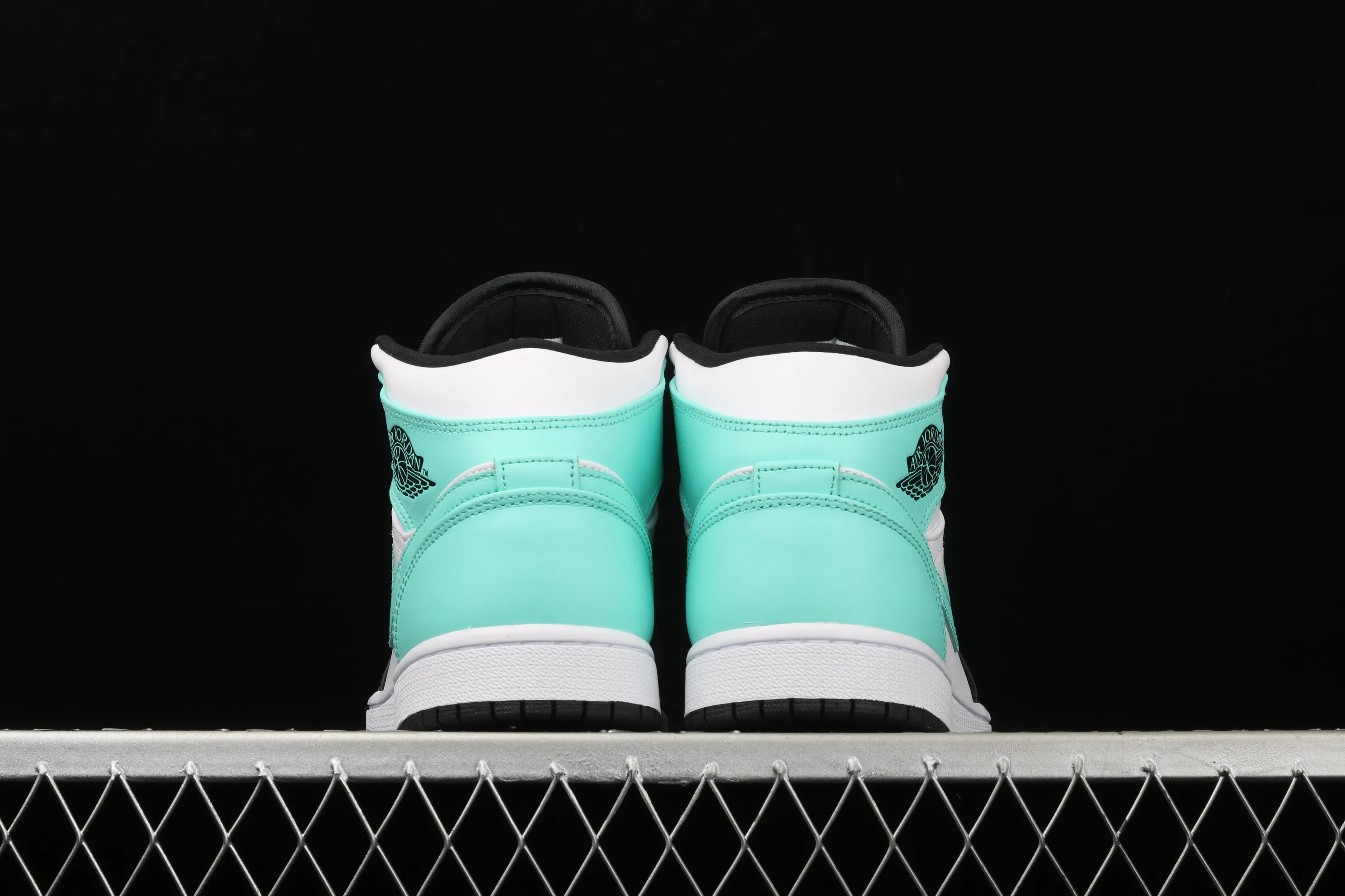 All categories Air Jordan Jordan series basketball shoes Air Jordan 1 Mid Air Jordan 1 Mid AJ1 Joe 1 black and white blue Zhongbang basketball shoes 554724-132